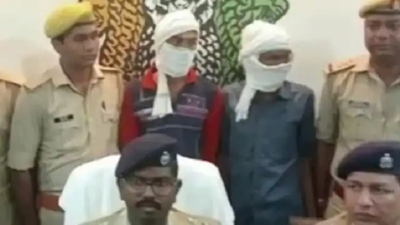 झांसी: गोली मारने के बाद धारदार हथियार से रेता गया गला, अवैध संबंधों के चलते वारदात को दिया गया अंजाम झांसी: गोली मारने के बाद धारदार हथियार से रेता गया गला, अवैध संबंधों के चलते वारदात को दिया गया अंजाम