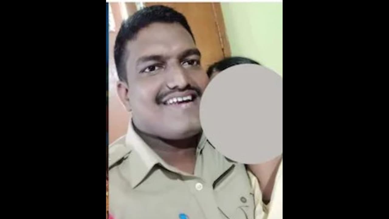 பெண் காவலரை திருமணம் செய்து கொண்ட SI.. கர்பமாக மனைவியை வயிற்றில் எட்டி உதைத்து கொடூரம்.. 