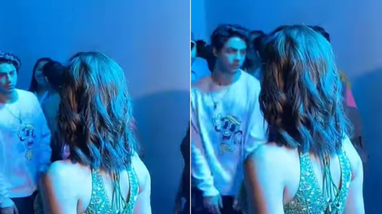 अनन्या पांडे को इग्नोर करते हुए उनके सामने से गुजर गए आर्यन खान, वायरल वीडियो देख लोगों ने दोनों को किया ट्रोल अनन्या पांडे को इग्नोर करते हुए उनके सामने से गुजर गए आर्यन खान, वायरल वीडियो देख लोगों ने दोनों को किया ट्रोल