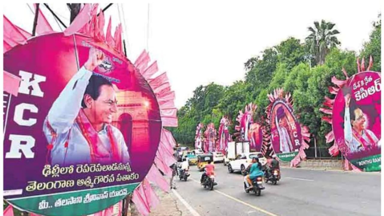 'പന്നിക്ക് ലിപ്സ്റ്റിക് ഇട്ടതുപോലെ'; കെസിആറിന്റെ ഭാരത് രാഷ്ട്രസമിതിയെ പരിഹസിച്ച് ബിജെപി 'പന്നിക്ക് ലിപ്സ്റ്റിക് ഇട്ടതുപോലെ'; കെസിആറിന്റെ ഭാരത് രാഷ്ട്രസമിതിയെ പരിഹസിച്ച് ബിജെപി