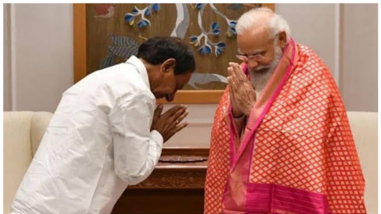 കെസിആറിന്റെ 'മുഹൂർത്തം' മോദിയെ വീഴ്ത്താനോ വാഴിക്കാനോ? കെസിആറിന്റെ 'മുഹൂർത്തം' മോദിയെ വീഴ്ത്താനോ വാഴിക്കാനോ?