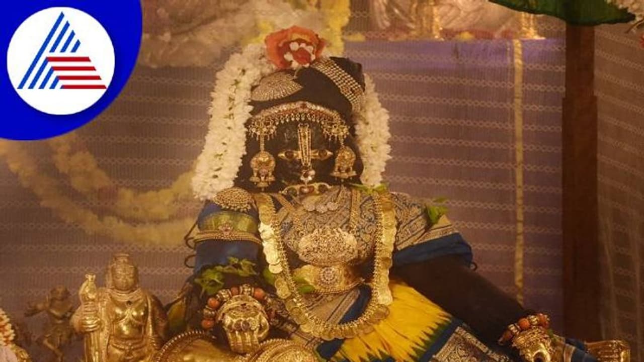 ಉಡುಪಿ ಕೃಷ್ಣನಿಗೆ ಹೆಣ್ಣಿನ ಅಲಂಕಾರ ಮಾಡುವುದು ಯಾಕೆ ಗೊತ್ತಾ? ಉಡುಪಿ ಕೃಷ್ಣನಿಗೆ ಹೆಣ್ಣಿನ ಅಲಂಕಾರ ಮಾಡುವುದು ಯಾಕೆ ಗೊತ್ತಾ?