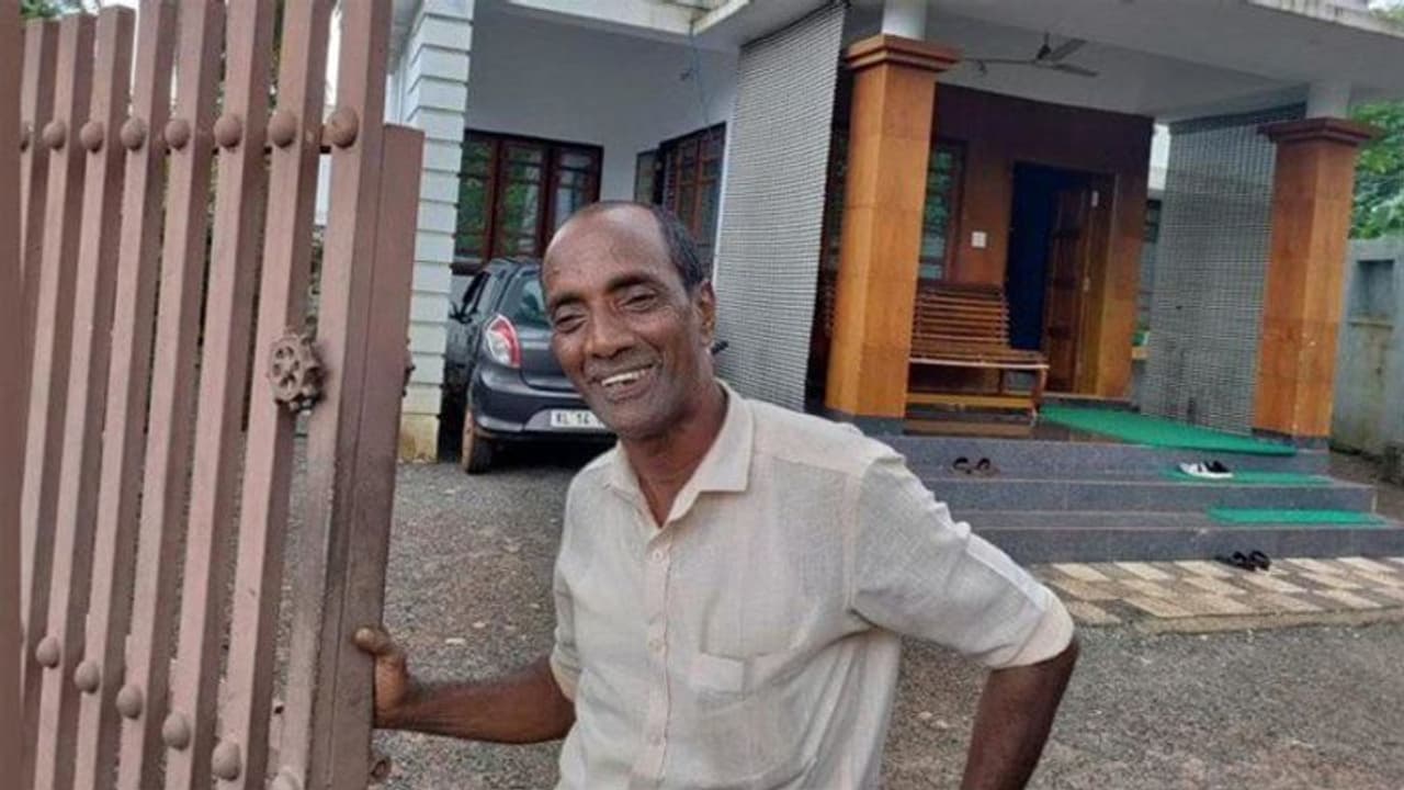 कर्ज में गले तक डूबा था ये शख्स, घर बेचने से ठीक 2 घंटे चंद रुपयों में खरीदा एक टिकट और बन गया करोड़पति कर्ज में गले तक डूबा था ये शख्स, घर बेचने से ठीक 2 घंटे चंद रुपयों में खरीदा एक टिकट और बन गया करोड़पति