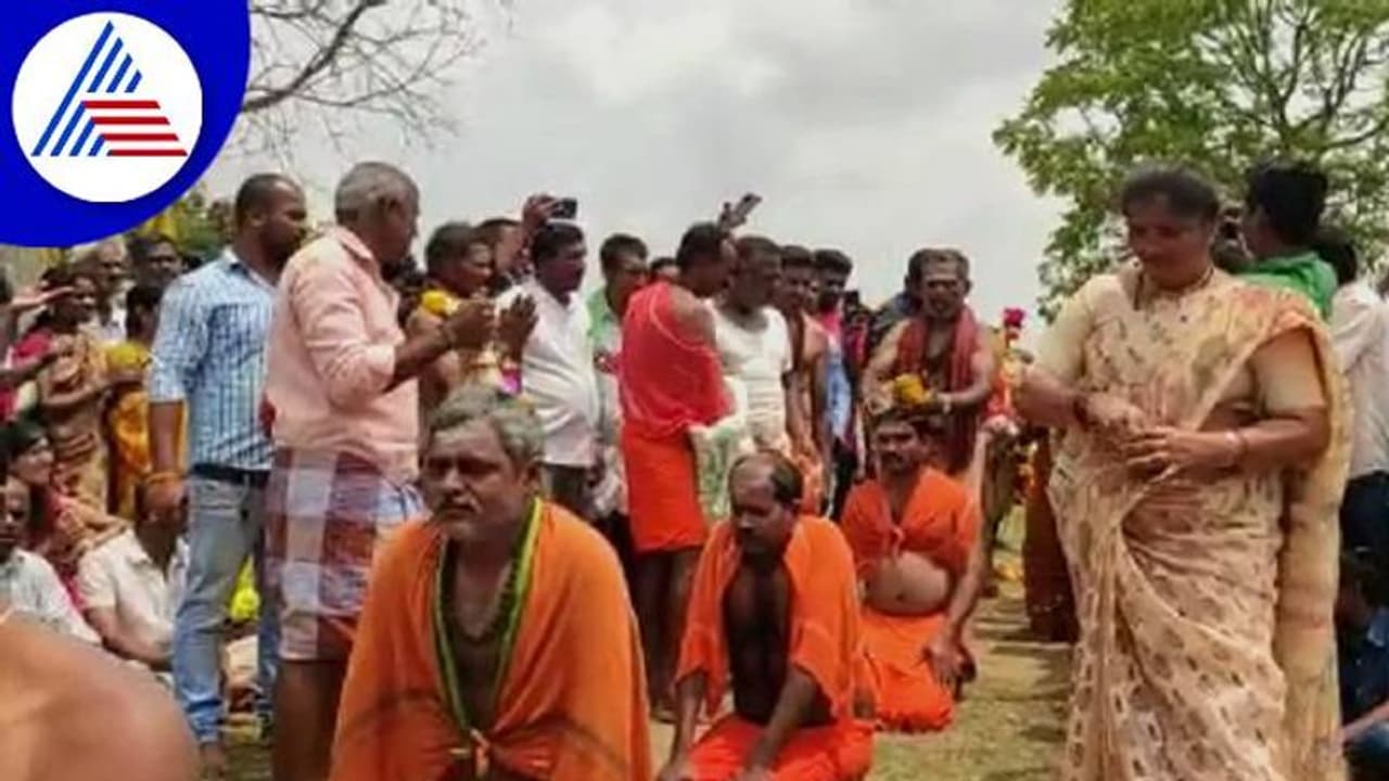 ಕೋಲಾರ: ತಲೆಯ ಮೇಲೆ ತೆಂಗಿನ ಕಾಯಿ ಒಡೆಸಿಕೊಳ್ಳುವ ಮೂಲಕ ಶಕ್ತಿ ಪ್ರದರ್ಶನ