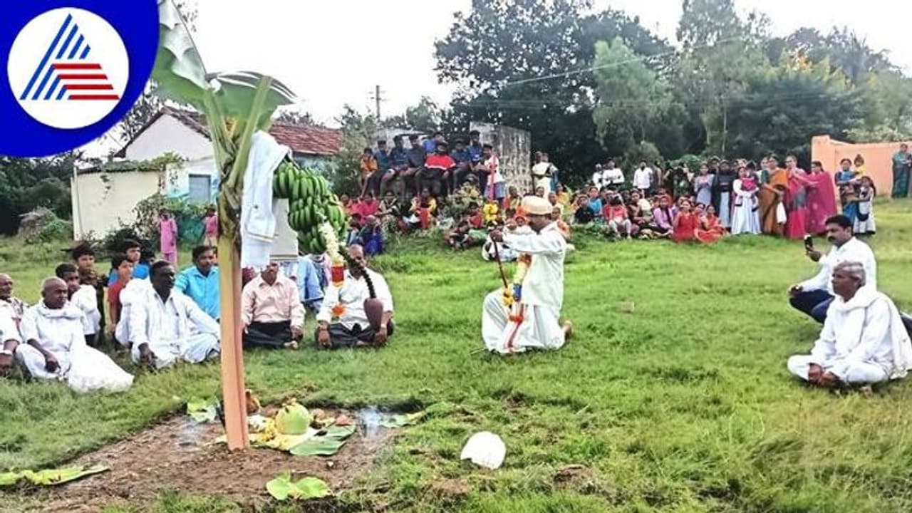 ಚಿಕ್ಕಮಗಳೂರು: ವಿಜಯದಶಮಿ ಪ್ರಯುಕ್ತ ಆರದವಳ್ಳಿಯಲ್ಲಿ ಅಂಬು ಒಡೆಯುವ ಕಾರ್ಯ ಸಂಪನ್ನ ಚಿಕ್ಕಮಗಳೂರು: ವಿಜಯದಶಮಿ ಪ್ರಯುಕ್ತ ಆರದವಳ್ಳಿಯಲ್ಲಿ ಅಂಬು ಒಡೆಯುವ ಕಾರ್ಯ ಸಂಪನ್ನ