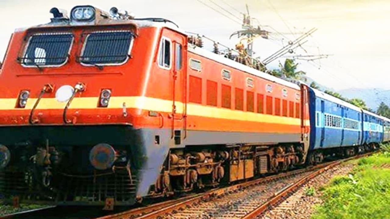 പയ്യോളിയിൽ ട്രെയിൻ തട്ടി അജ്ഞാത യുവതി മരിച്ചു 