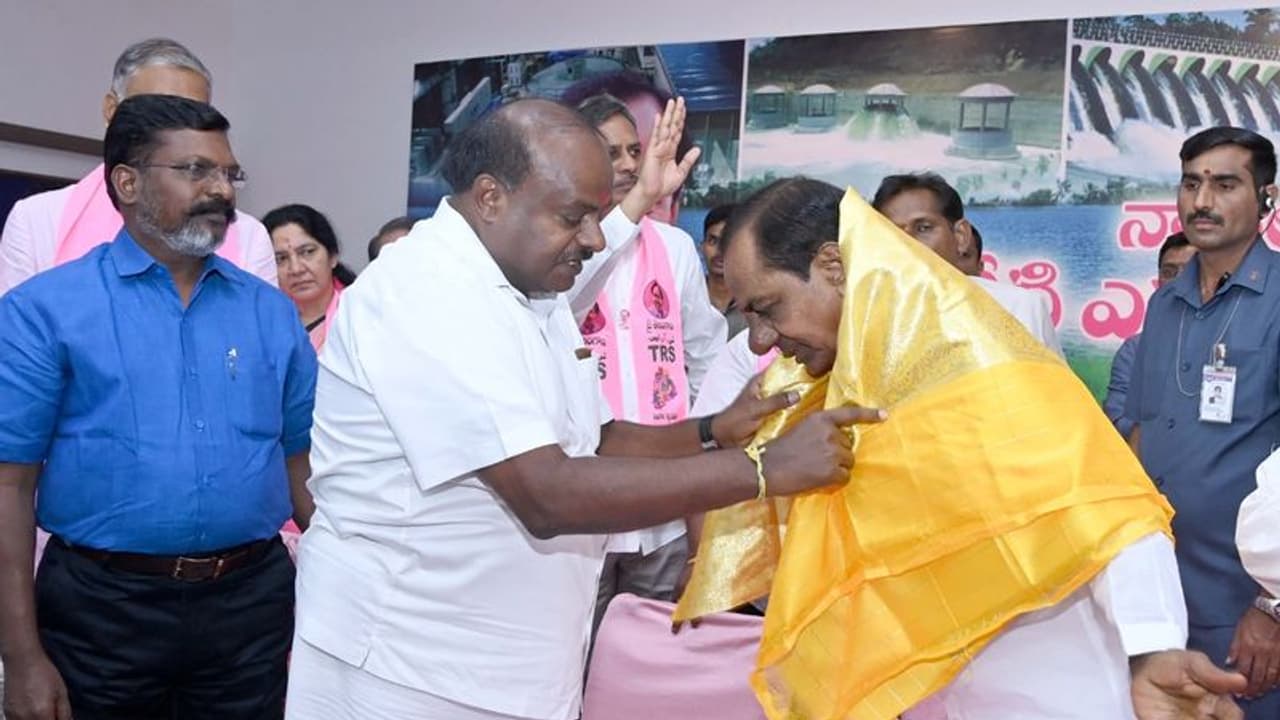 కేసీఆర్ ఓ లెజెండ్.. తెలంగాణలో పోరాటం చూశాం, దేశంలోనూ గెలుస్తారు : కుమారస్వామి కేసీఆర్ ఓ లెజెండ్.. తెలంగాణలో పోరాటం చూశాం, దేశంలోనూ గెలుస్తారు : కుమారస్వామి