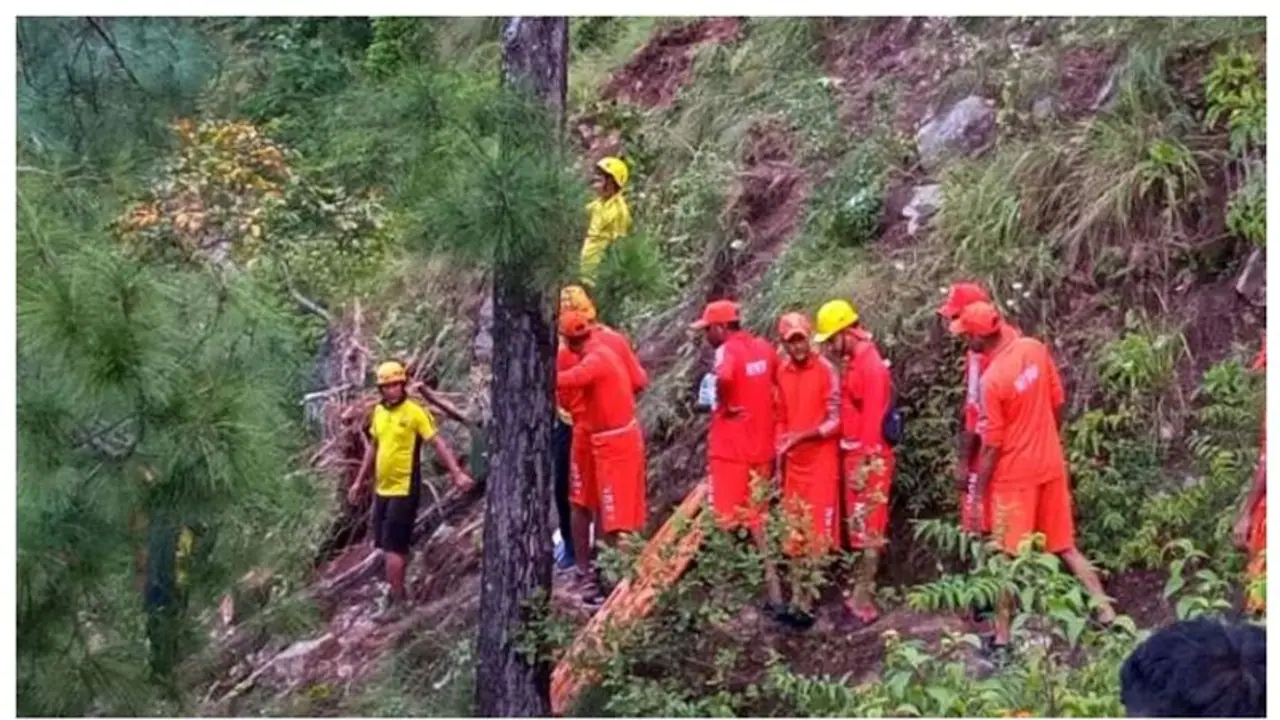 ഉത്തരാഖണ്ഡിൽ ബസ് കൊക്കയിലേക്ക് മറിഞ്ഞ് അപകടം; മരണം 32 ആയി, 21 പേരെ രക്ഷപ്പെടുത്തി