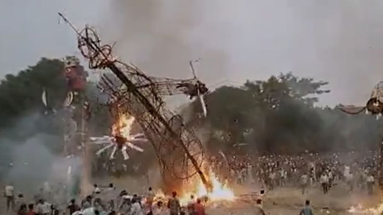 ರಾವಣ ದಹನದ ವೇಳೆ ಅವಘಡ, ಜನರ ಮೇಲೆ ಬಿತ್ತು ಹೊತ್ತಿ ಉರಿಯುತ್ತಿದ್ದ ಪ್ರತಿಕೃತಿ! ರಾವಣ ದಹನದ ವೇಳೆ ಅವಘಡ, ಜನರ ಮೇಲೆ ಬಿತ್ತು ಹೊತ್ತಿ ಉರಿಯುತ್ತಿದ್ದ ಪ್ರತಿಕೃತಿ!