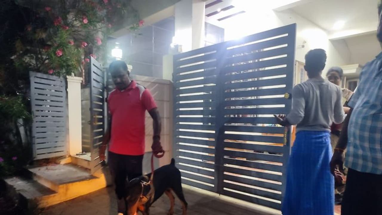 திருச்சியில் பூட்டியிருந்த பொறியாளர் வீட்டில் 90 சவரன் நகை திருட்டு