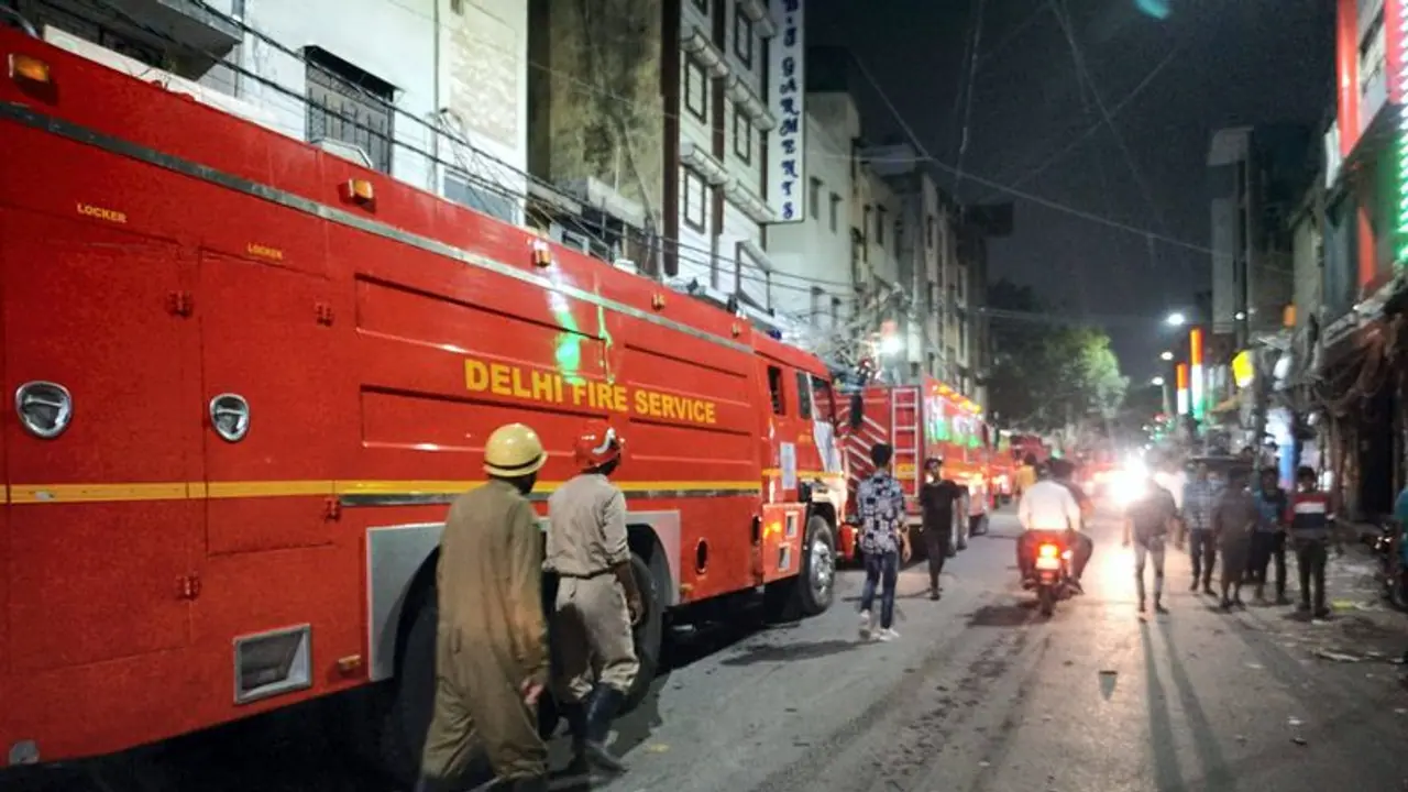 दिल्ली के गांधीनगर में भीषण आग, 35 से अधिक दमकल गाड़ियां आग बुझाने के लिए लगाई गई