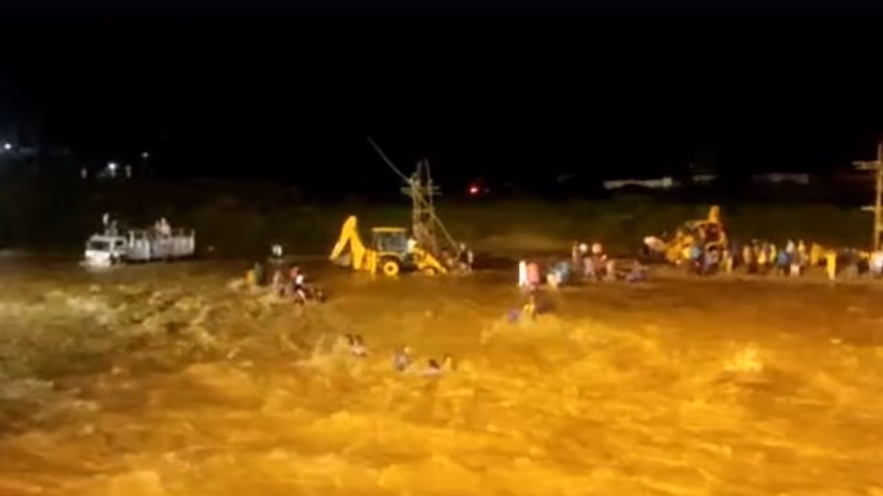 ದುರ್ಗಾ ವಿಸರ್ಜನೆ ವೇಳೆ ದಿಢೀರ್ ಪ್ರವಾಹ, 7 ಭಕ್ತರ ಸಾವು ಹಲವರು ನಾಪತ್ತೆ!