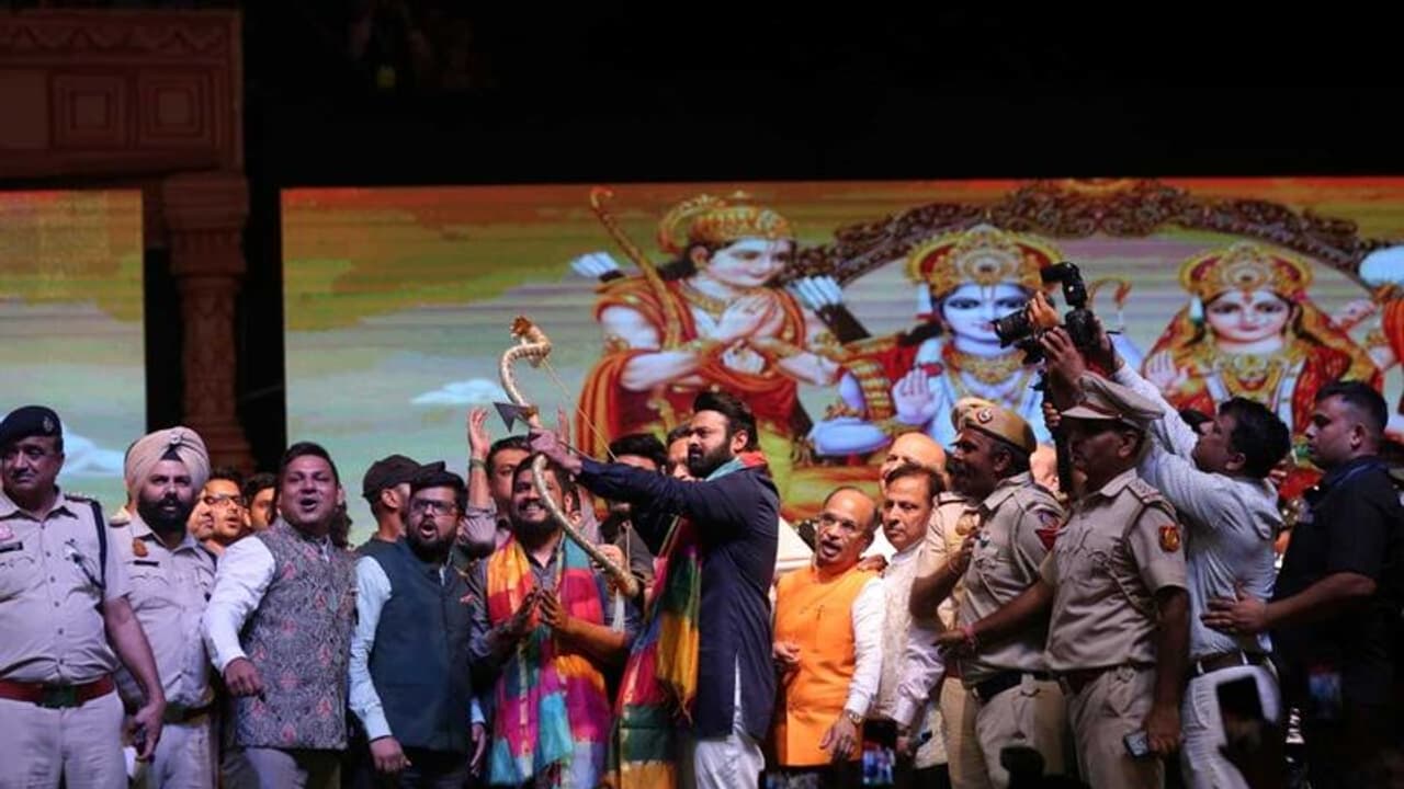 రామ్ లీల మైదానంలో రావణ దహనం చేసిన ప్రభాస్..! రామ్ లీల మైదానంలో రావణ దహనం చేసిన ప్రభాస్..!