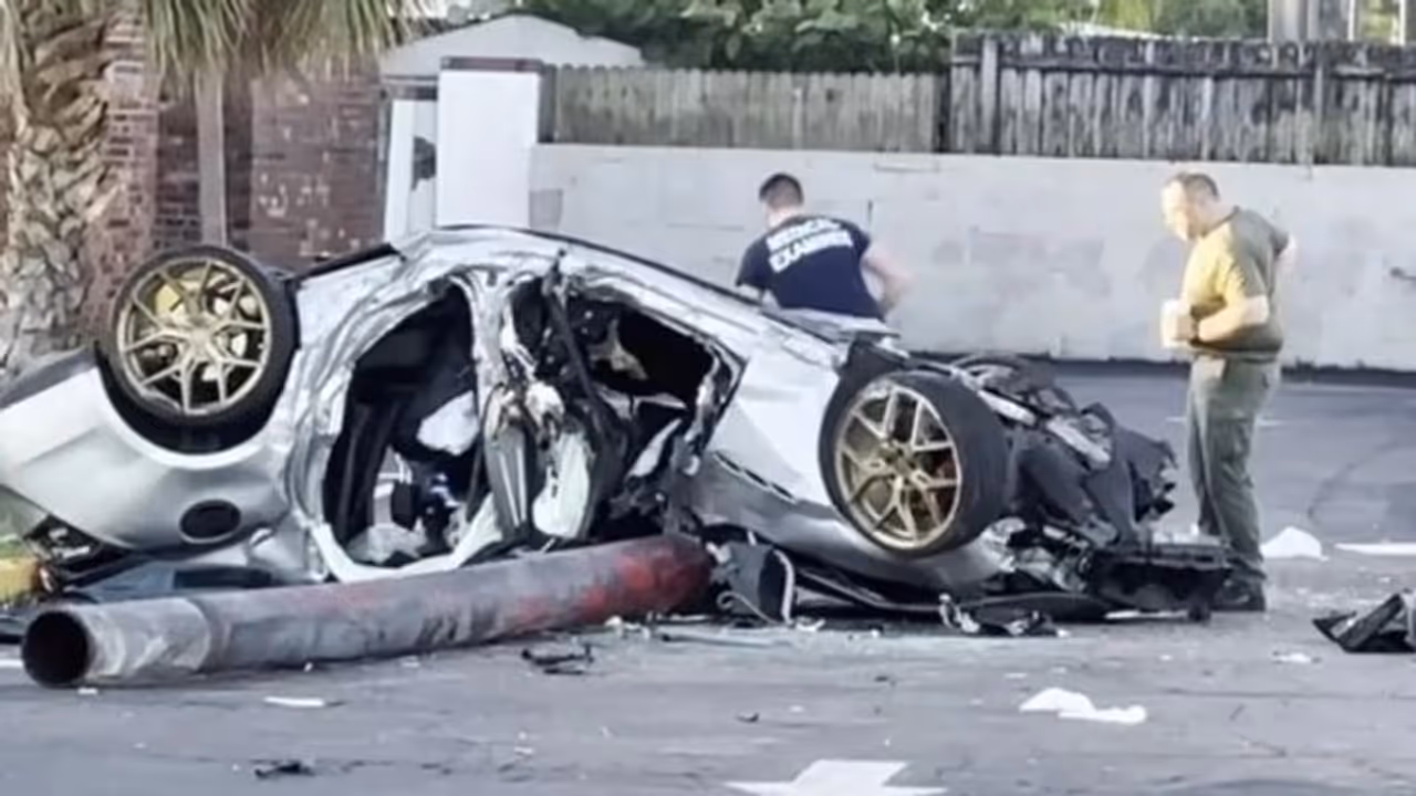 മോഷ്ടിച്ച സ്പോര്ട്സ് കാറുമായി ചീറിപ്പാഞ്ഞ് 15കാരന്; ഇടിച്ചുമറിഞ്ഞ് ദാരുണാന്ത്യം, സുഹൃത്തുക്കള്ക്ക് പരിക്ക് മോഷ്ടിച്ച സ്പോര്ട്സ് കാറുമായി ചീറിപ്പാഞ്ഞ് 15കാരന്; ഇടിച്ചുമറിഞ്ഞ് ദാരുണാന്ത്യം, സുഹൃത്തുക്കള്ക്ക് പരിക്ക്