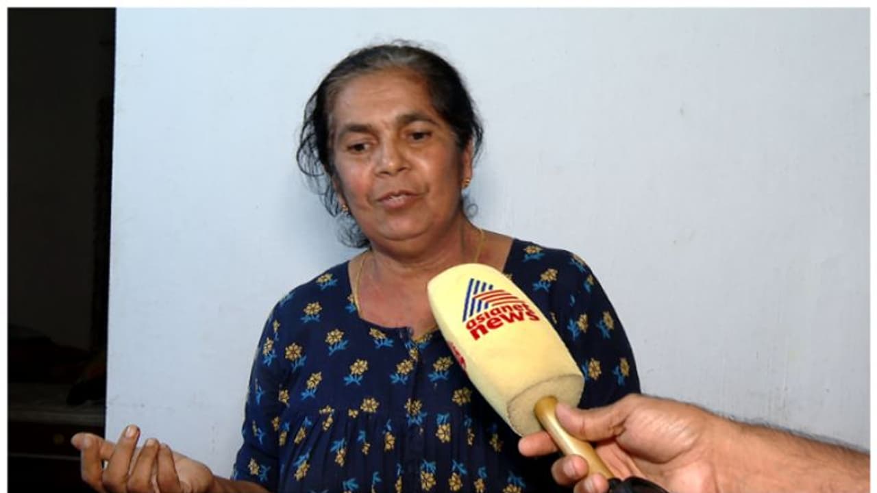 പഴങ്ങളുടെ മറവിലെ ലഹരിക്കടത്ത് :മകനെ ചതിച്ചു ,അന്വേഷണത്തിലൂടെ നിരപരാധിത്വം തെളിയുമെന്ന് വിജിന്റെ അമ്മ പഴങ്ങളുടെ മറവിലെ ലഹരിക്കടത്ത് :മകനെ ചതിച്ചു ,അന്വേഷണത്തിലൂടെ നിരപരാധിത്വം തെളിയുമെന്ന് വിജിന്റെ അമ്മ