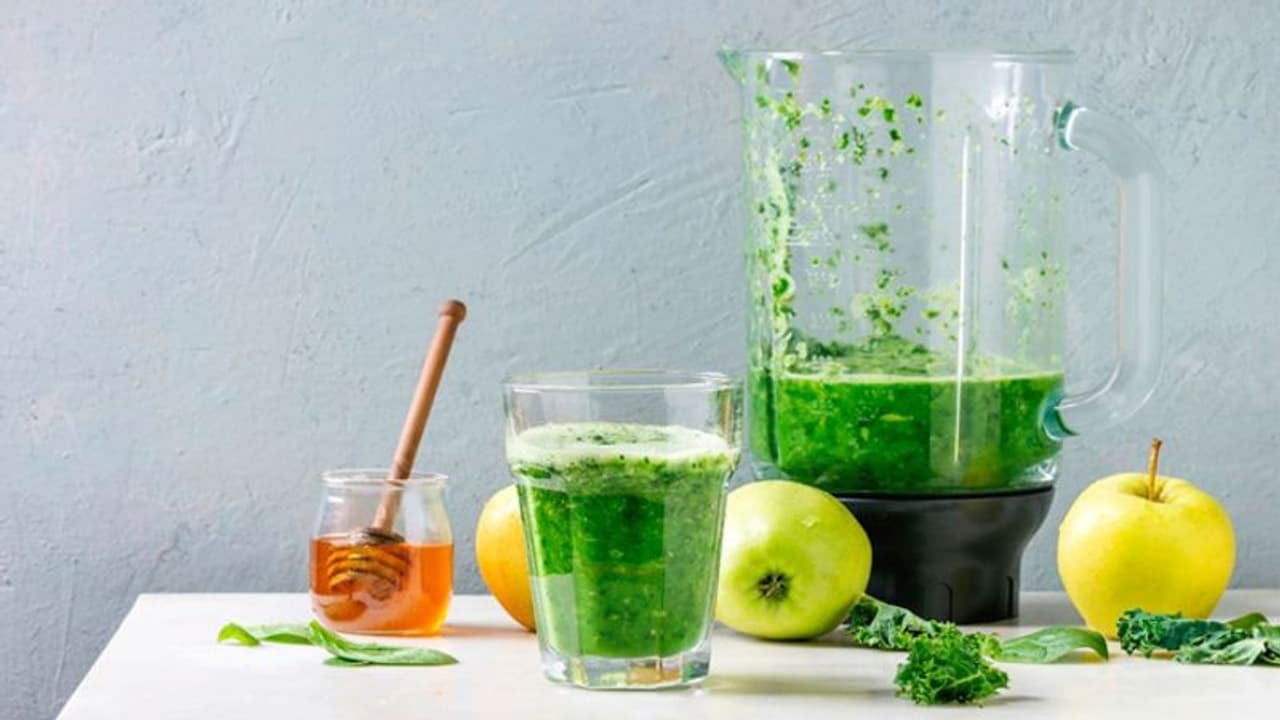 फेस्टिव सीजन में अनाप शनाप खाकर हो गई है तबीयत खराब तो इस तरह शरीर को करें डिटॉक्स फेस्टिव सीजन में अनाप शनाप खाकर हो गई है तबीयत खराब तो इस तरह शरीर को करें डिटॉक्स