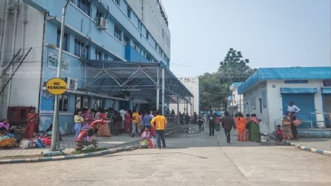 মালবাজার হড়পা বানে ক্ষোভের আগুন বহিঃপ্রকাশ, সুপার স্পেশালিটি হাসপাতালে ভাঙচুর 