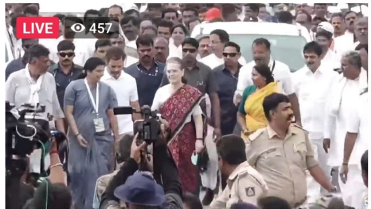 കര്ണാടകയിൽ ഭാരത്ജോഡോ യാത്രയിൽ ആവേശമായി സോണിയാഗാന്ധി, തെരഞ്ഞെടുപ്പ് മുന്നൊരുക്കങ്ങൾക്ക് തുടക്കം കര്ണാടകയിൽ ഭാരത്ജോഡോ യാത്രയിൽ ആവേശമായി സോണിയാഗാന്ധി, തെരഞ്ഞെടുപ്പ് മുന്നൊരുക്കങ്ങൾക്ക് തുടക്കം