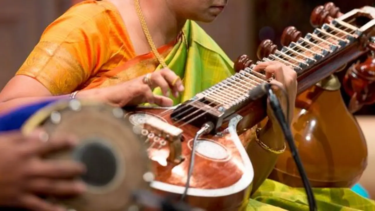 மதுரை மீனாட்சி அம்மன் கோவில் நவராத்திரி உற்சவம்; 108 வீணை இசை வழிபாடு 