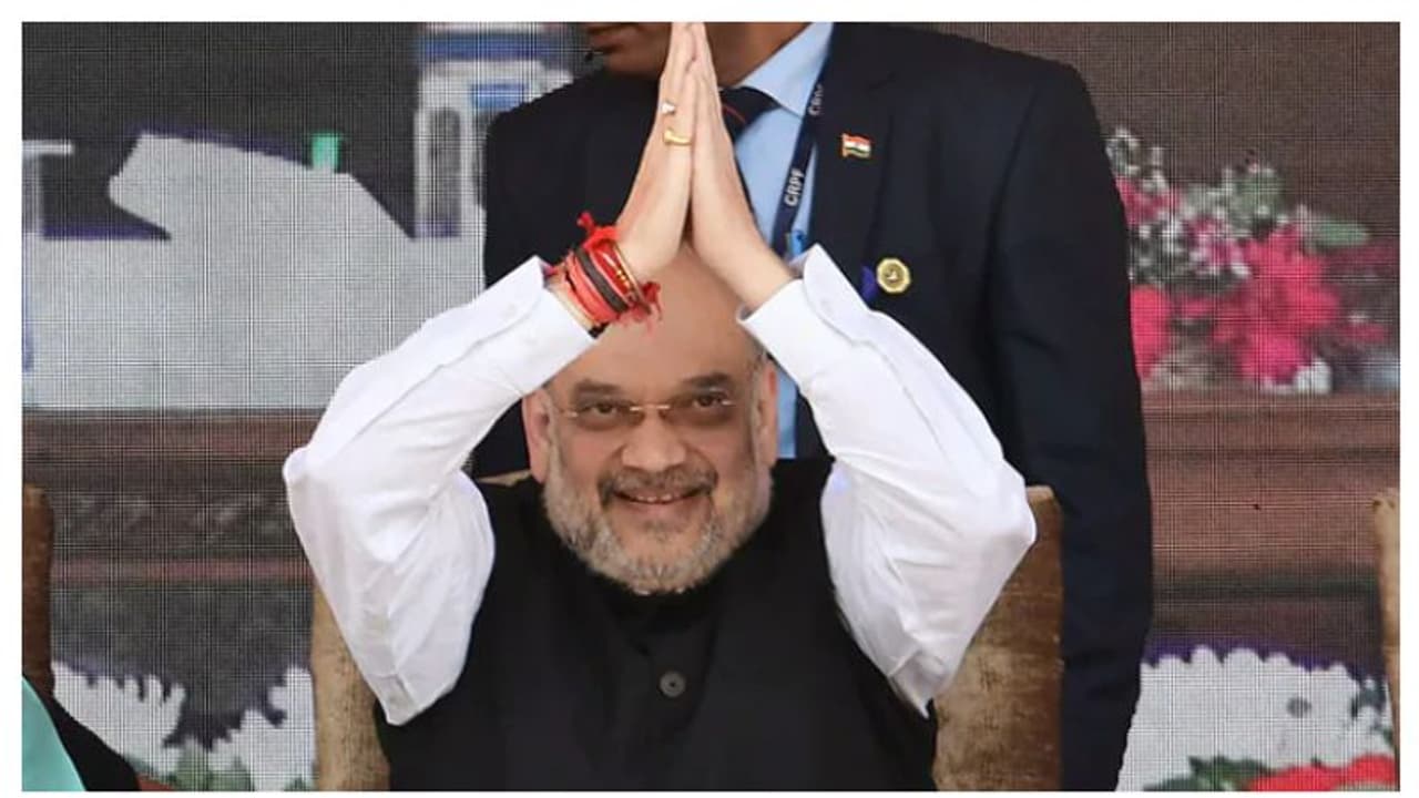 പ്രസം​ഗത്തിനിടെ പള്ളിയിൽ വാങ്കുവിളിയുയർന്നു, പ്രസം​ഗം നിർത്തി അമിത് ഷാ, കൈയടിച്ച് സദസ്സ് വീഡിയോ