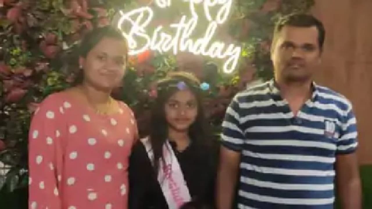 मां की गोद में बैठ गरबा देख रही बच्ची के सिर में लगी गोली, खोपड़ी से निकला खून का फव्वारा और मौत मां की गोद में बैठ गरबा देख रही बच्ची के सिर में लगी गोली, खोपड़ी से निकला खून का फव्वारा और मौत