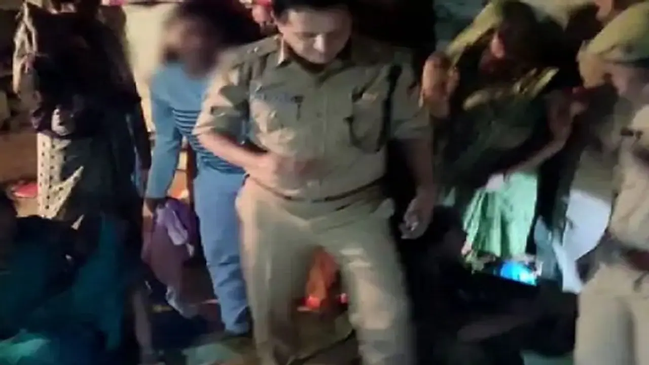 मैनपुरी में बेड पर मिला छात्रा का शव, खिड़की से झांक रही बहन ने बताई दुष्कर्म और हत्या की आखों देखी मैनपुरी में बेड पर मिला छात्रा का शव, खिड़की से झांक रही बहन ने बताई दुष्कर्म और हत्या की आखों देखी