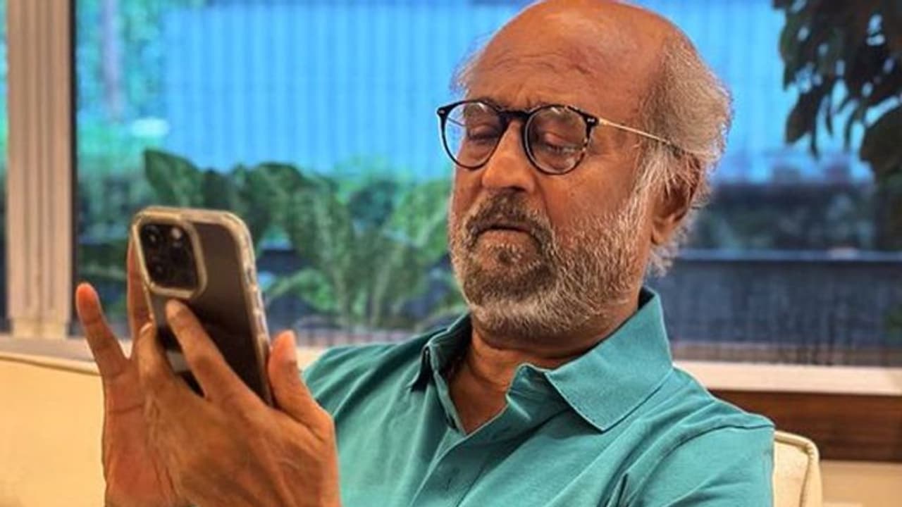 नई फोटो में कुछ कमजोर नजर आए 71 साल के रजनीकांत, चिंता में पड़े फैन्स बोले उन्हें ऐसा देखकर दुख होता है नई फोटो में कुछ कमजोर नजर आए 71 साल के रजनीकांत, चिंता में पड़े फैन्स बोले उन्हें ऐसा देखकर दुख होता है