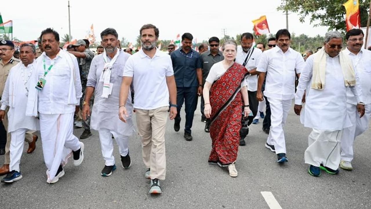 Bharat Jodo Yatra: Sonia Gandhi joins Rahul in Karnataka's Mandya as march resumes after 2 day break