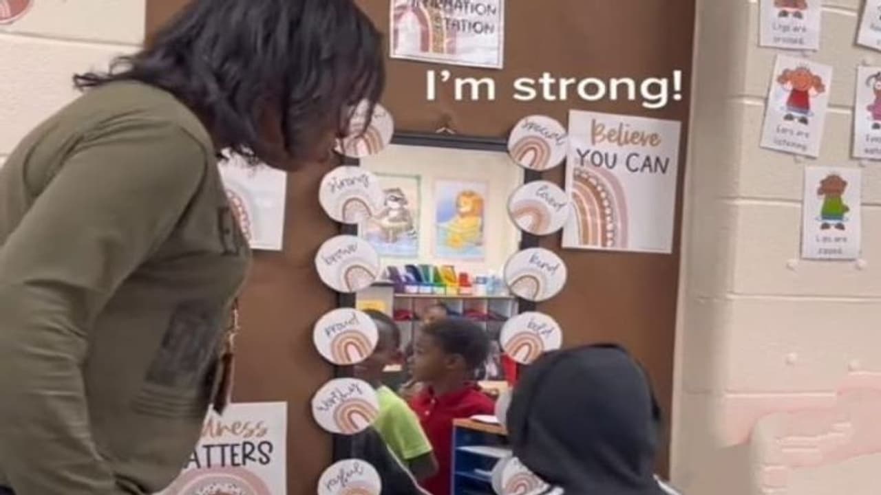 महिला शिक्षक ने शीशे के सामने बच्चो को खड़ा किया और बोलने को कह दी ऐसी बात.. वायरल हुआ वीडियो महिला शिक्षक ने शीशे के सामने बच्चो को खड़ा किया और बोलने को कह दी ऐसी बात.. वायरल हुआ वीडियो