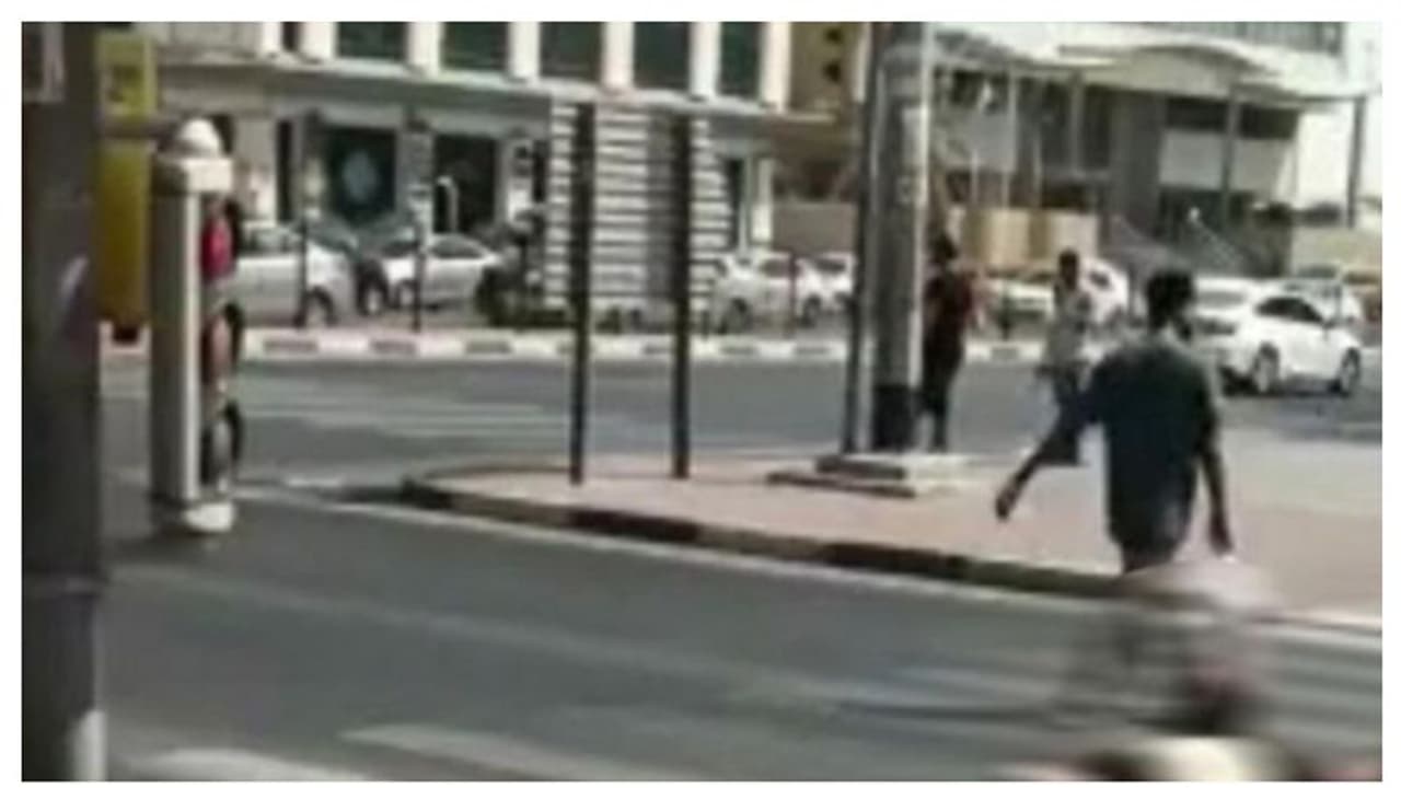 തിരക്കേറിയ റോഡില്‍ തലയണയിട്ട് കിടന്ന് പ്രവാസി; വീഡിയോ വൈറലായതോടെ അറസ്റ്റ് 