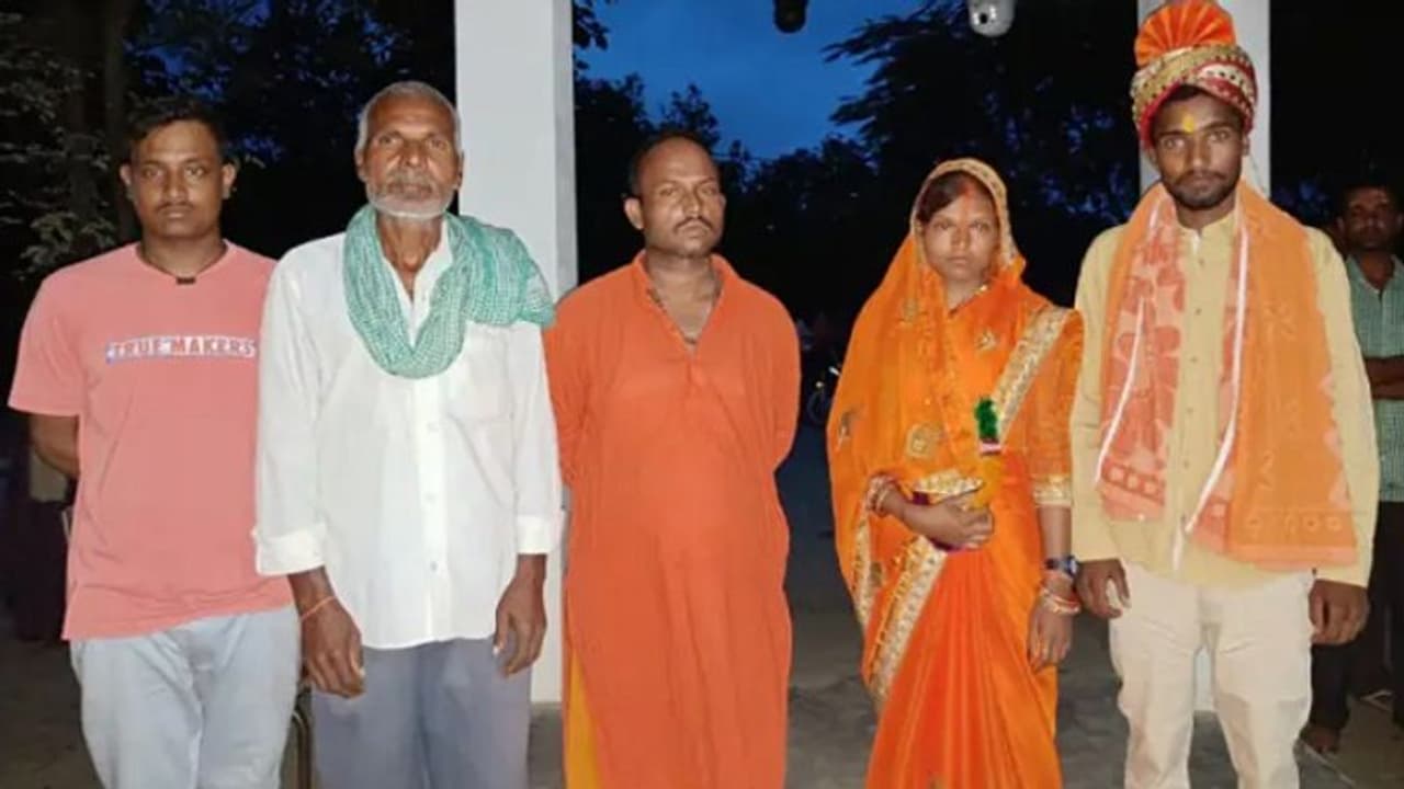 मेले में घूम रहा था प्रेमी जोड़ा, पुलिस ने पकड़ करा दी शादी, जानें पूरा मामला मेले में घूम रहा था प्रेमी जोड़ा, पुलिस ने पकड़ करा दी शादी, जानें पूरा मामला