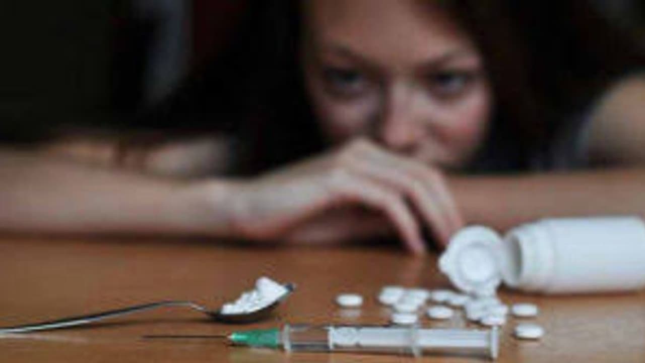 போதையில் தள்ளாடும் பஞ்சாப்... பொது இடங்களில் கிசாவில் மயங்கும் பெண்கள்.. பதற வைக்கும் வீடியோ.. போதையில் தள்ளாடும் பஞ்சாப்... பொது இடங்களில் கிசாவில் மயங்கும் பெண்கள்.. பதற வைக்கும் வீடியோ..