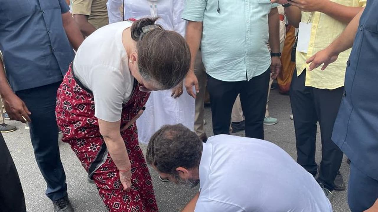 பாரத் ஜோடோ யாத்திரையில் சோனியா காந்தி...! தாய்க்கு ஷூ லேஸ் மாட்டி விட்ட ராகுல்.. வைரலாகும் வீடியோ