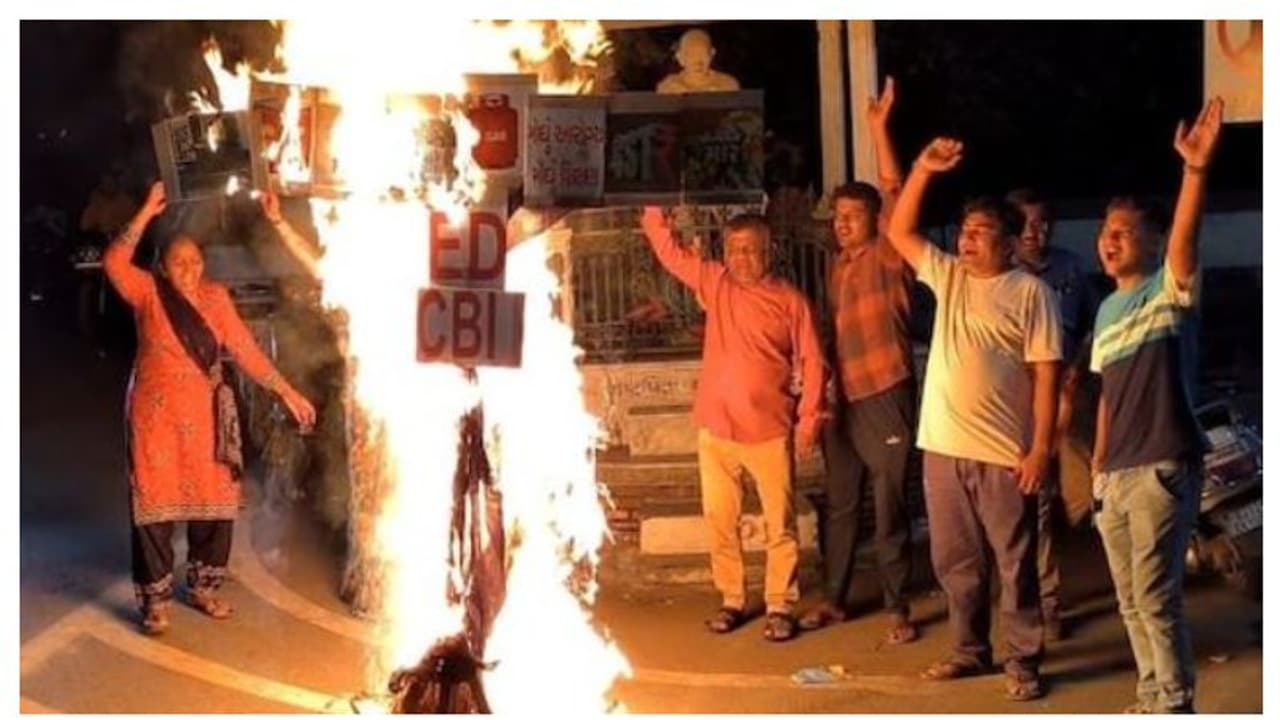 ദസറ ആഘോഷത്തില്‍ രാവണന് പകരം കത്തിച്ചത് ഇഡി സിബിഐ കോലം; ഗുജറാത്തില്‍ വേറിട്ട പ്രതിഷേധവുമായി കോണ്‍ഗ്രസ്