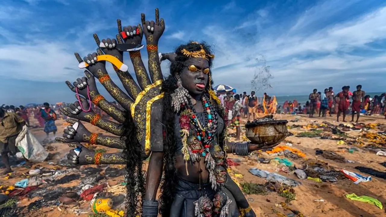 லட்சக்கணக்கான பக்தர்களுக்கு மத்தியில் சூரனை வதம் செய்த குலசை முத்தாரம்மன்