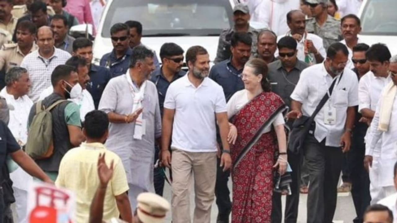 ഭാരത് ജോഡോ യാത്രക്കൊപ്പം നാലര കി.മി. പദയാത്ര നടത്തി സോണിയഗാന്ധി,നാളെ പ്രിയങ്ക ഗാന്ധിയും യാത്രയുടെ ഭാഗമാകും