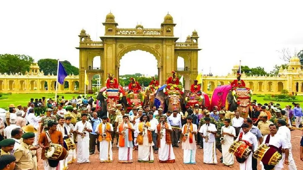 হাতির পিঠে সোনার সিংহাসনে বসে নগর পরিক্রমা করেন চামুণ্ডেশ্বরী দেবী, কর্ণাটকের মহীশূরে 'নদাহাব্বা' উৎসব উদযাপন হাতির পিঠে সোনার সিংহাসনে বসে নগর পরিক্রমা করেন চামুণ্ডেশ্বরী দেবী, কর্ণাটকের মহীশূরে 'নদাহাব্বা' উৎসব উদযাপন