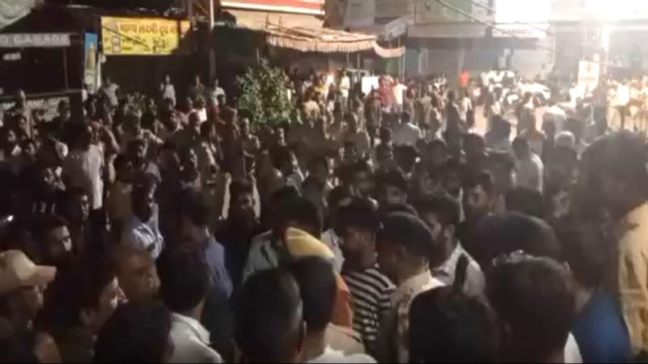 जोधपुर में देर रात हुआ बड़ा बवाल, आरएसी की बटालियन ने संभाला मोर्चा, कई हुए लहुलुहान, जानिए क्या है मामला जोधपुर में देर रात हुआ बड़ा बवाल, आरएसी की बटालियन ने संभाला मोर्चा, कई हुए लहुलुहान, जानिए क्या है मामला