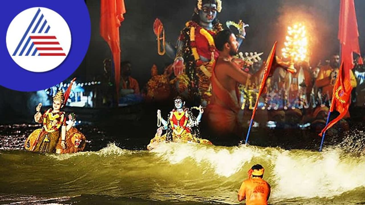 ಉಚ್ಚಿಲ ದಸರಾ: ಸಮುದ್ರ ತೀರದಲ್ಲಿ ನವದೇವಿಯರಿಗೆ ಕಡಲಾರತಿ ಉಚ್ಚಿಲ ದಸರಾ: ಸಮುದ್ರ ತೀರದಲ್ಲಿ ನವದೇವಿಯರಿಗೆ ಕಡಲಾರತಿ