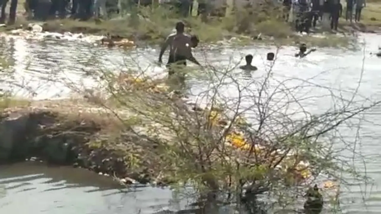 डूबने का शॉकिंग वीडियोः मूर्ति के साथ पानी में डूबे एक को बचाने के चक्कर में 5 और मरे, गांव में मचा कोहराम डूबने का शॉकिंग वीडियोः मूर्ति के साथ पानी में डूबे एक को बचाने के चक्कर में 5 और मरे, गांव में मचा कोहराम