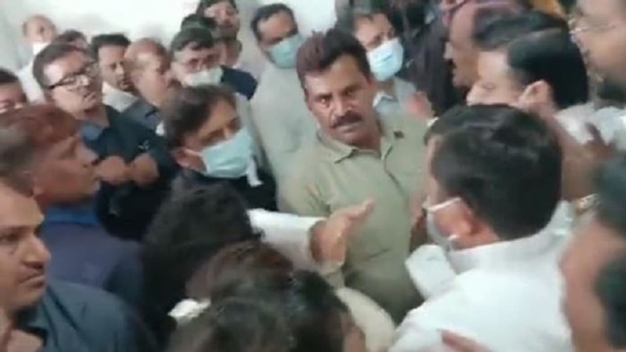 'भैया बाबूजी को बचा लीजिए' अखिलेश यादव को देखकर फूट फूटकर रोए सपा समर्थक 'भैया बाबूजी को बचा लीजिए' अखिलेश यादव को देखकर फूट फूटकर रोए सपा समर्थक