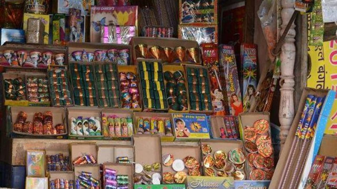 ദീപാവലി മാത്രമല്ല, ക്രിസ്മസ് ന്യൂ ഇയറിനും ബാധകം; എങ്ങനെ, എപ്പോൾ, എന്തൊക്കെ, പടക്കം ഉപയോഗത്തിന് നിയന്ത്രണം ദീപാവലി മാത്രമല്ല, ക്രിസ്മസ് ന്യൂ ഇയറിനും ബാധകം; എങ്ങനെ, എപ്പോൾ, എന്തൊക്കെ, പടക്കം ഉപയോഗത്തിന് നിയന്ത്രണം