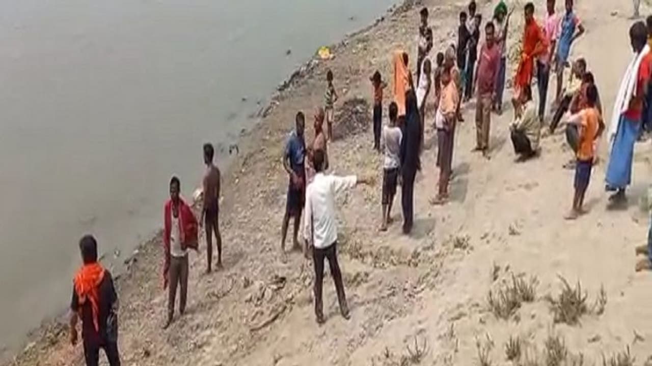 నిమజ్జనం ఊరేగింపులో గన్ ఫైరింగ్.. ఒకరి దుర్మరణం.. బిహార్లో ఘటన నిమజ్జనం ఊరేగింపులో గన్ ఫైరింగ్.. ఒకరి దుర్మరణం.. బిహార్లో ఘటన