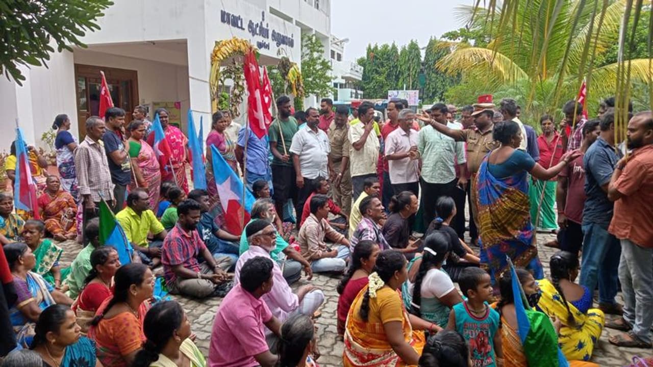 புதுவையில் ஆட்சியர் அலுவலகத்தை முற்றுகையிட்டு நடைபாதை வியாபாரிகள் போராட்டம்
