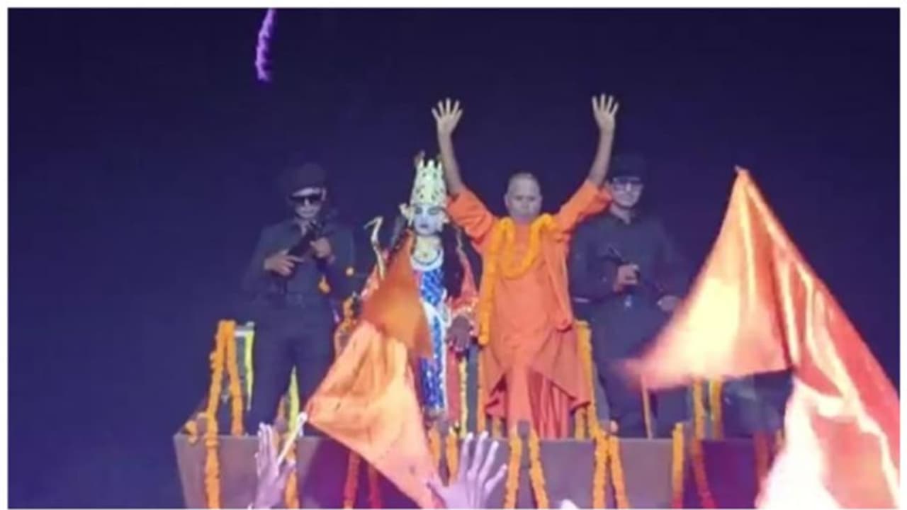 ബുൾഡോസറിലേറി 'യോ​ഗി ആദിത്യനാഥ്'; ആർപ്പുവിളിച്ച് പുഷ്പവൃഷ്ടി നടത്തി ജനങ്ങൾ, ദസറ ദിന റാലിയിൽ സംഭവിച്ചത് ഇങ്ങനെ