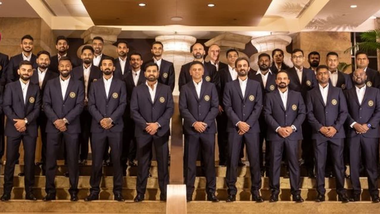 ഇനി ഓസ്ട്രേലിയയില് കാണാം; ലോകകപ്പിനായി ഇന്ത്യന് ടീം യാത്ര തിരിച്ചു ഇനി ഓസ്ട്രേലിയയില് കാണാം; ലോകകപ്പിനായി ഇന്ത്യന് ടീം യാത്ര തിരിച്ചു