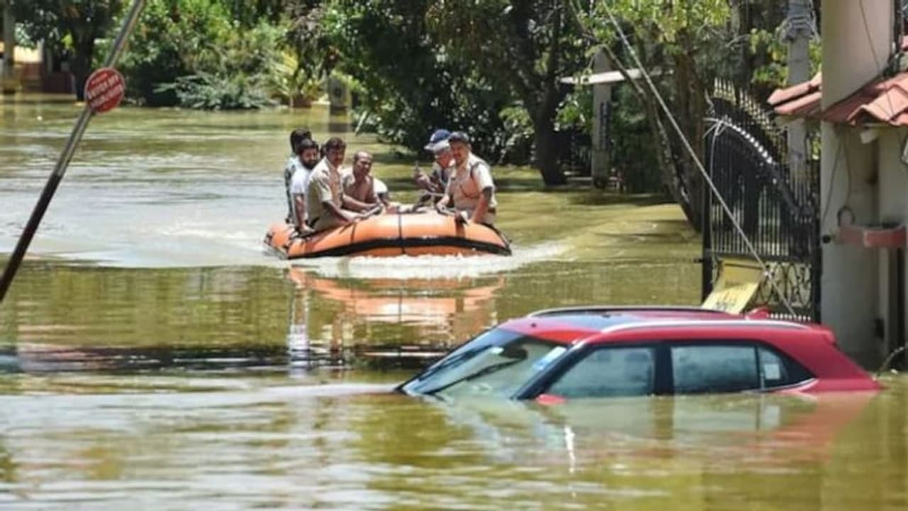 திடீரென்று வந்த வெள்ளம்.. நடு ஆற்றில் சிக்கிய கார்.. மரத்தில் ஏறி தப்பித்த தம்பதியினர்.. திக் திக் நிமிடங்கள். திடீரென்று வந்த வெள்ளம்.. நடு ஆற்றில் சிக்கிய கார்.. மரத்தில் ஏறி தப்பித்த தம்பதியினர்.. திக் திக் நிமிடங்கள்.