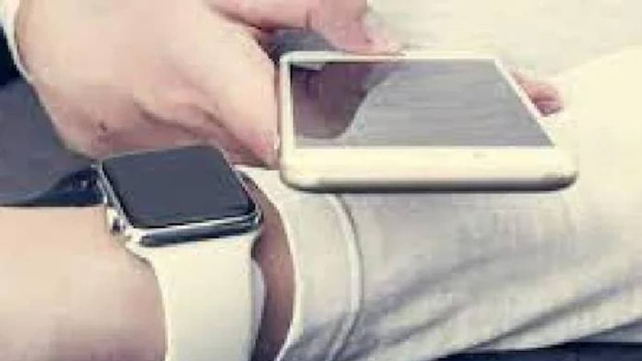 മൊബൈൽ മോഷ്ടിച്ച ആളെ സ്മാർട്ട് വാച്ചിന്റെ സഹായത്തോടെ കണ്ടെത്തി, തലക്കടിച്ച് ഫോൺ തിരികെ വാങ്ങി യുവതി മൊബൈൽ മോഷ്ടിച്ച ആളെ സ്മാർട്ട് വാച്ചിന്റെ സഹായത്തോടെ കണ്ടെത്തി, തലക്കടിച്ച് ഫോൺ തിരികെ വാങ്ങി യുവതി