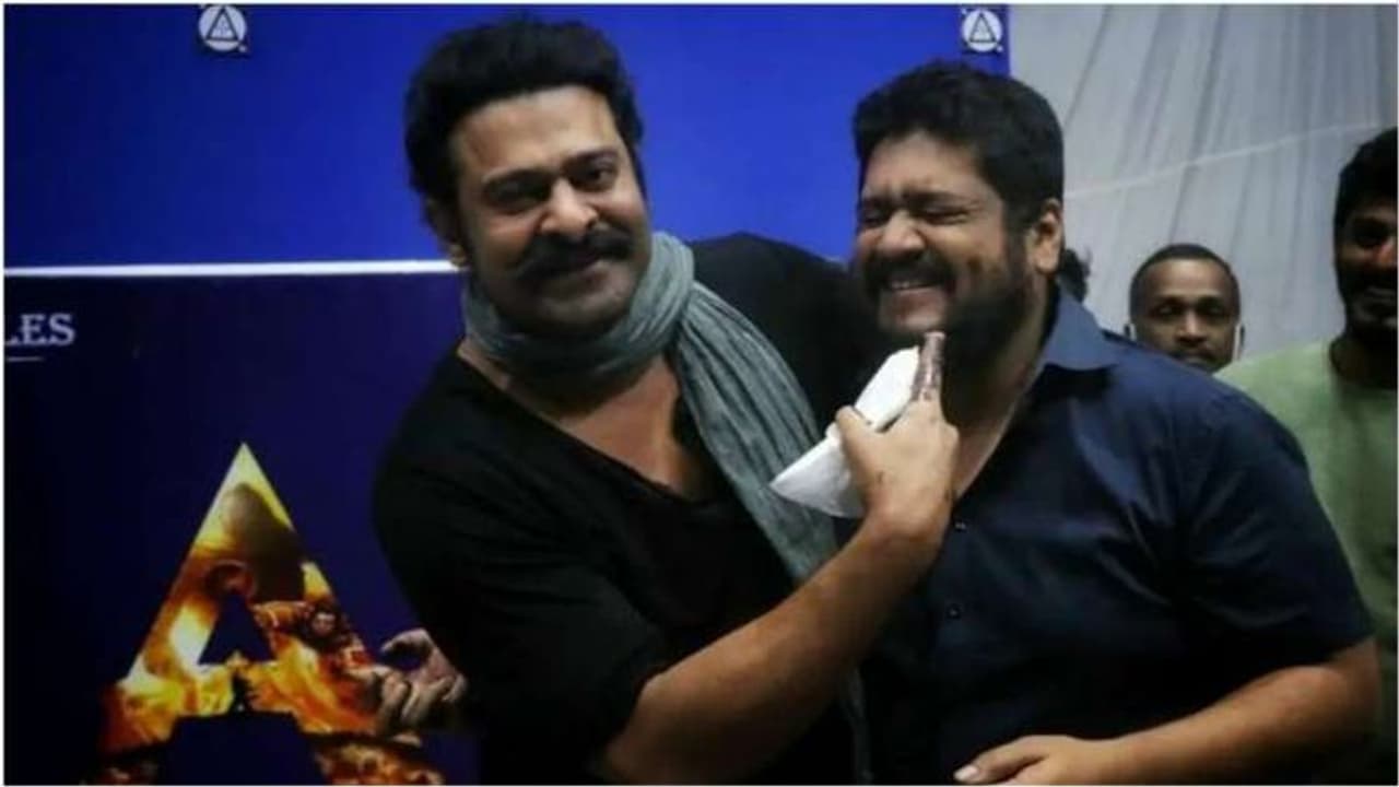 ఆదిపురుష్ డైరెక్టర్ పై ప్రభాస్ రగిలిపోతున్న ప్రభాస్... విశ్వసనీయ సమాచారం ఇదే! ఆదిపురుష్ డైరెక్టర్ పై ప్రభాస్ రగిలిపోతున్న ప్రభాస్... విశ్వసనీయ సమాచారం ఇదే!