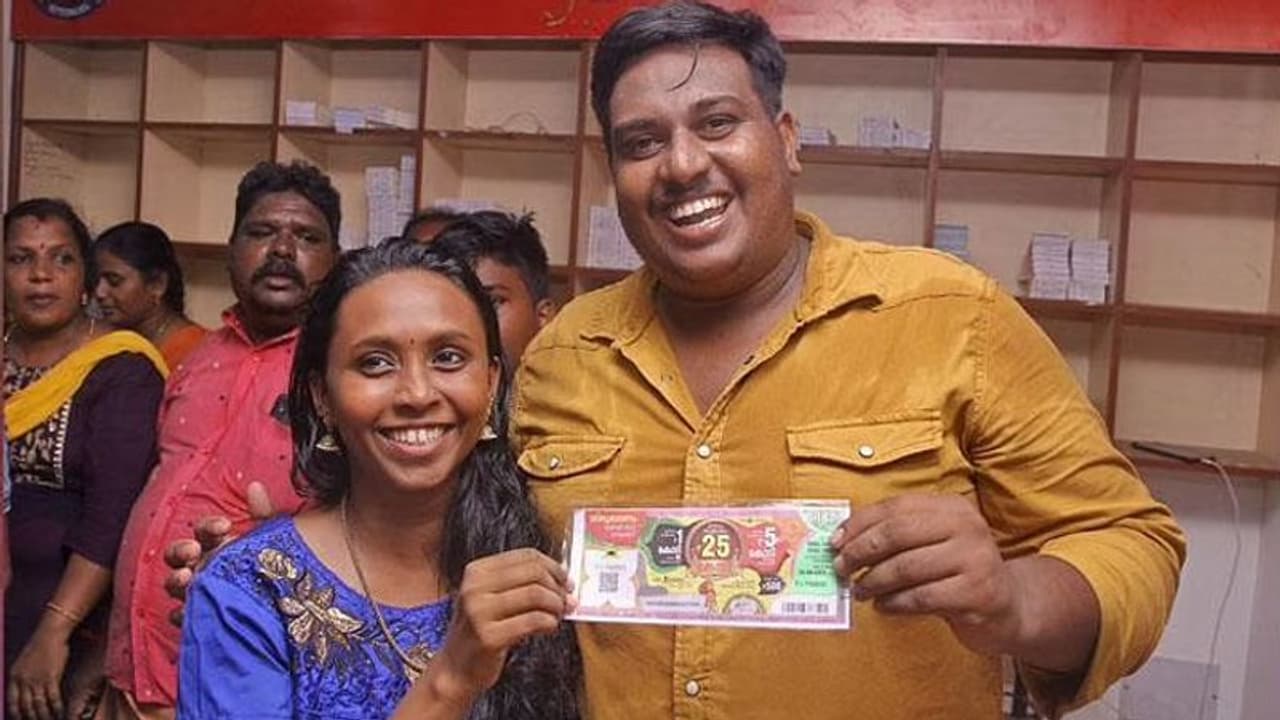 रिक्शेवाले ने लिया था 3 लाख का कर्ज, अगले ही दिन लगी ऐसी लॉटरी कि बन गया करोड़पति रिक्शेवाले ने लिया था 3 लाख का कर्ज, अगले ही दिन लगी ऐसी लॉटरी कि बन गया करोड़पति
